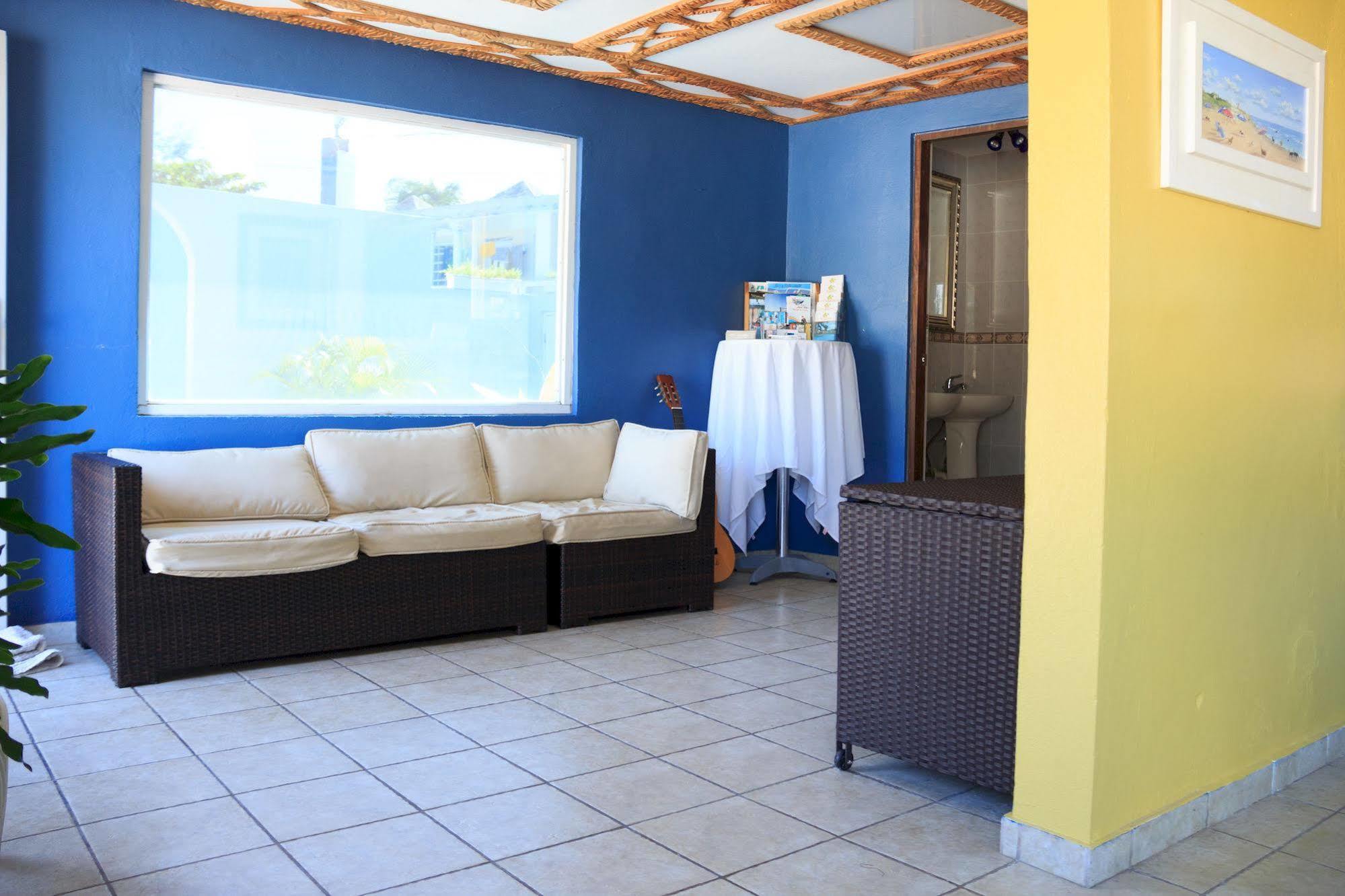 The Beach Guesthouse Pinones Exterior photo